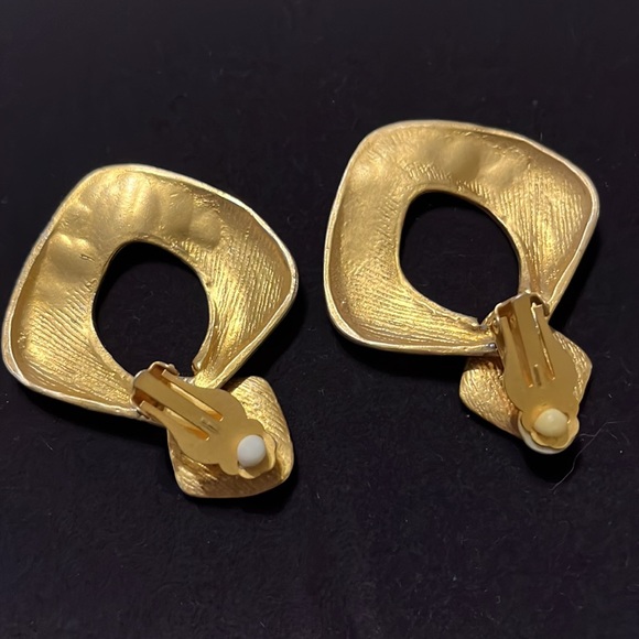 VINTAGE 1980’S GOLDTONE FOOR KNOCKER EARRINGS - Picture 6 of 8